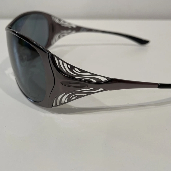 Oakley Liv Women Dark Chrome Polarized Sunglasses-NWOT main image 9